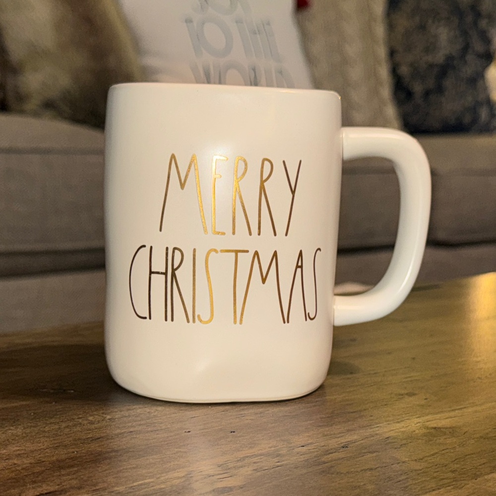 NWOT Rae Dunn MERRY CHRISTMAS holiday white w/gold font coffee/tea mug/cup